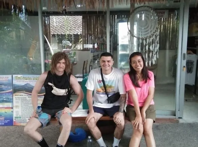 Yasa Backpackers House *